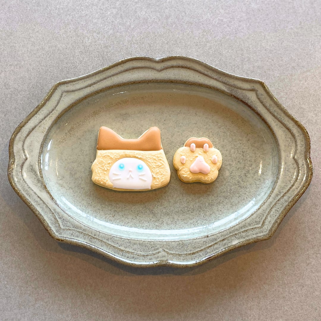 長崎ねこ（カステラ）アイシングクッキーをお皿に並べた写真