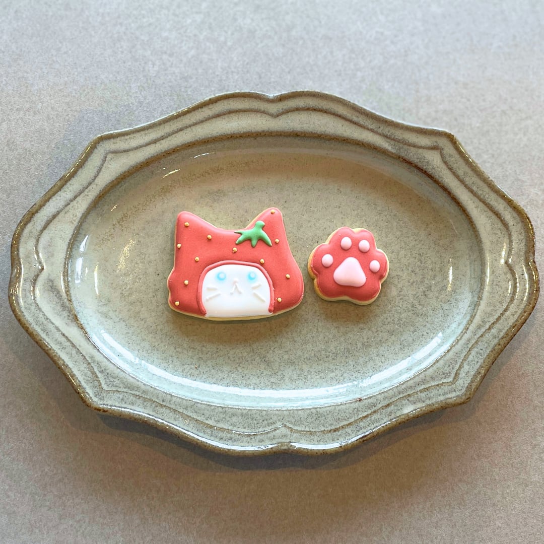 福岡ねこ（いちご）アイシングクッキーをお皿に並べた写真