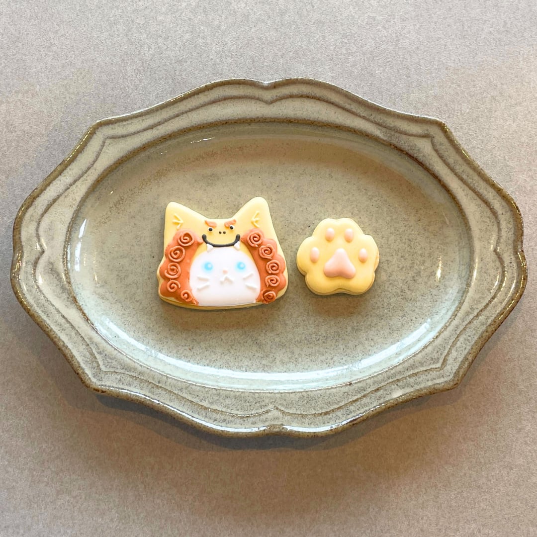 沖縄ねこ（シーサー）アイシングクッキーをお皿に並べた写真