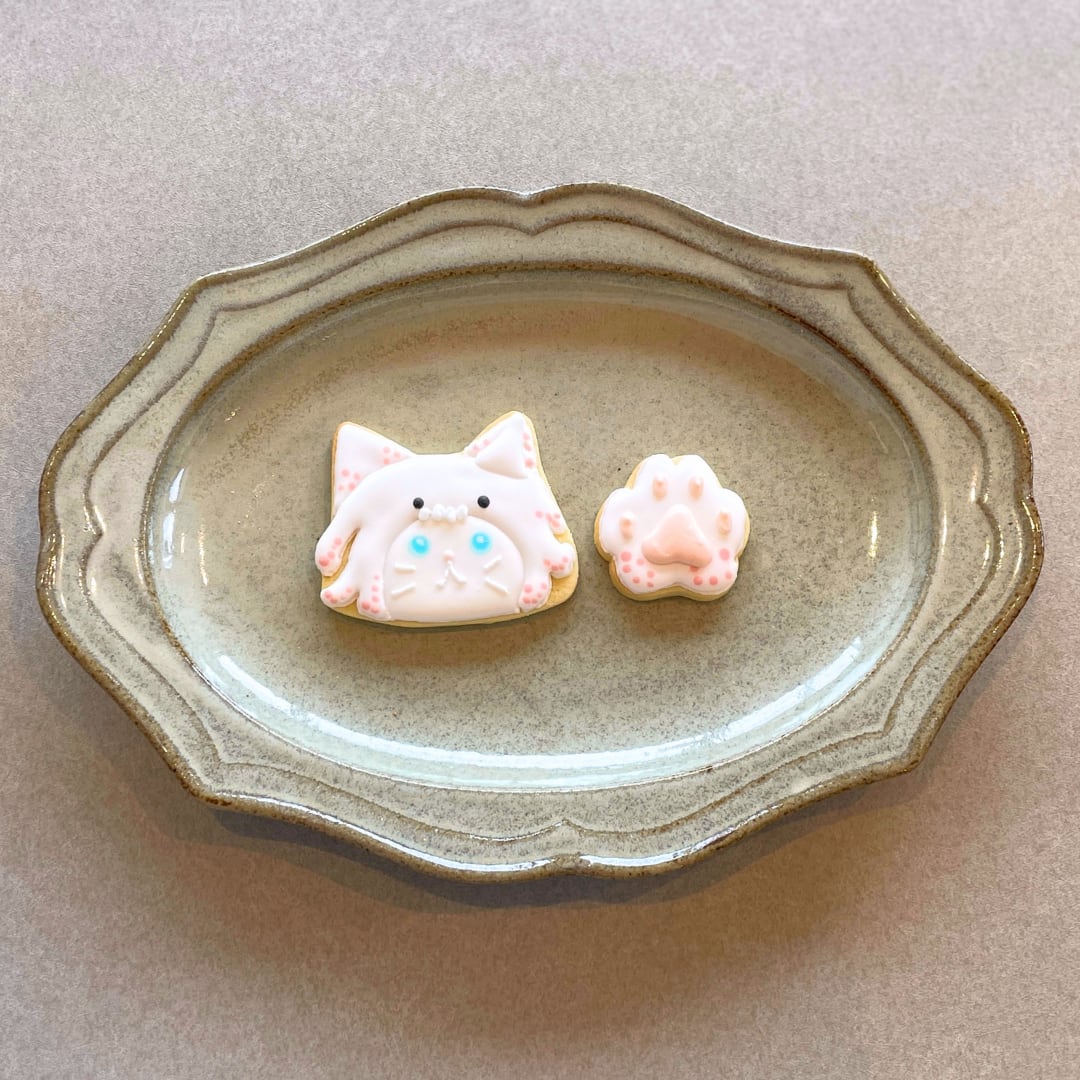 佐賀ねこ（イカ）アイシングクッキーをお皿に並べた写真